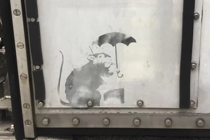 バンクシーwith小池百合子の東京ネズミ『アンブレララット』の意味・作品解説