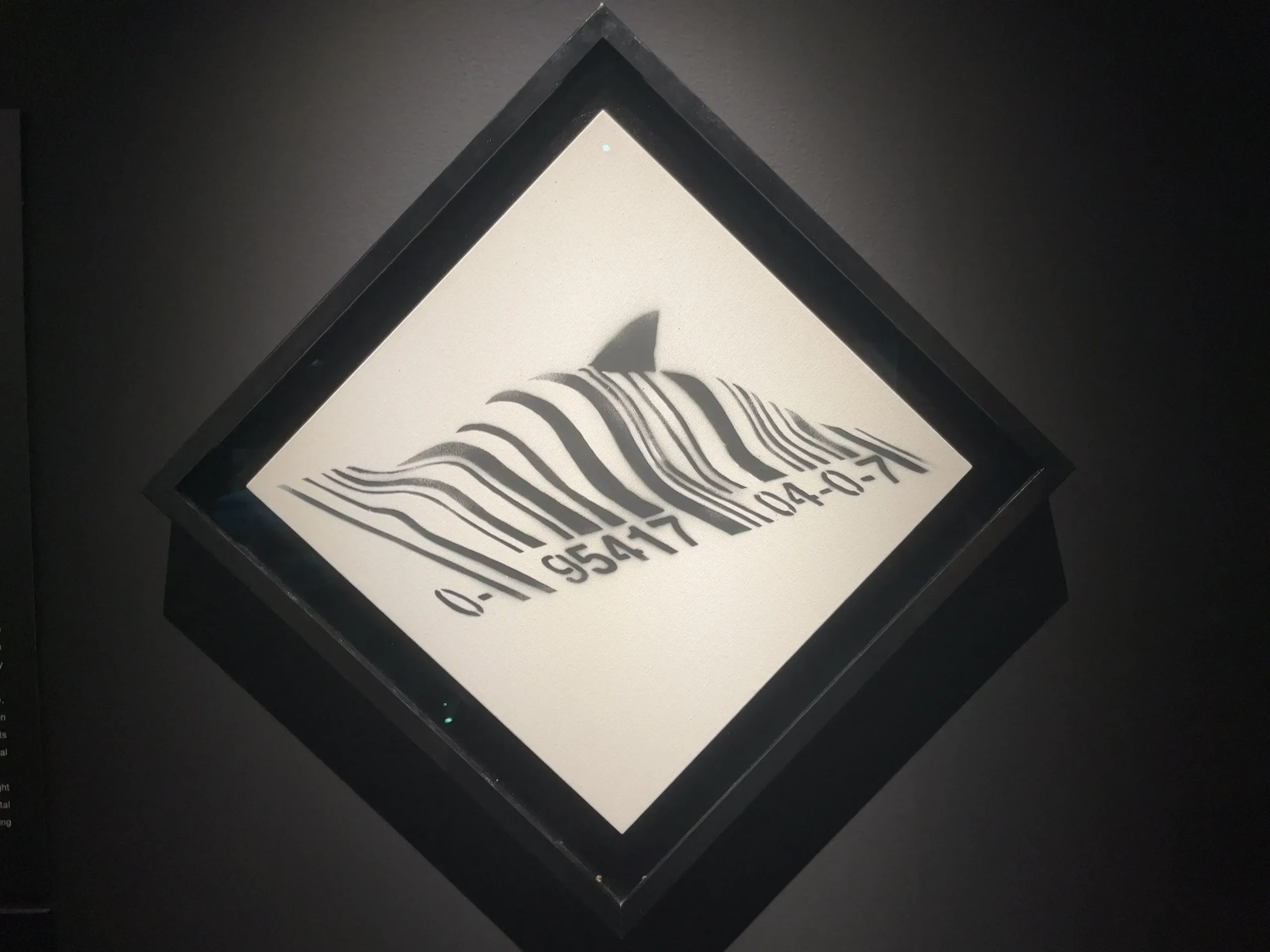 バーコード・シャーク／Barcode Shark【バンクシー作品解説＆クチコミ】MUCA展＠森美術館に行ってみた！